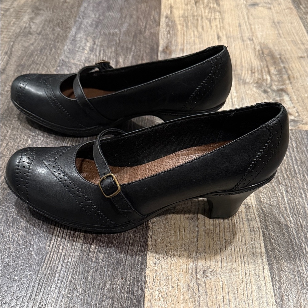 Clarks Classic Black Heels with Strap - Picture 4 of 12